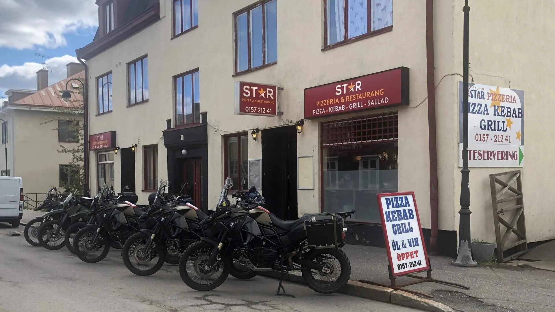 Fasaden mot Landsvägsgatan, med uteservering utanför.